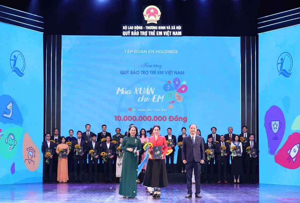 PCT Tap doan KN Holdings trao 10 ty dong chuong trinh Mua Xuan Cho em